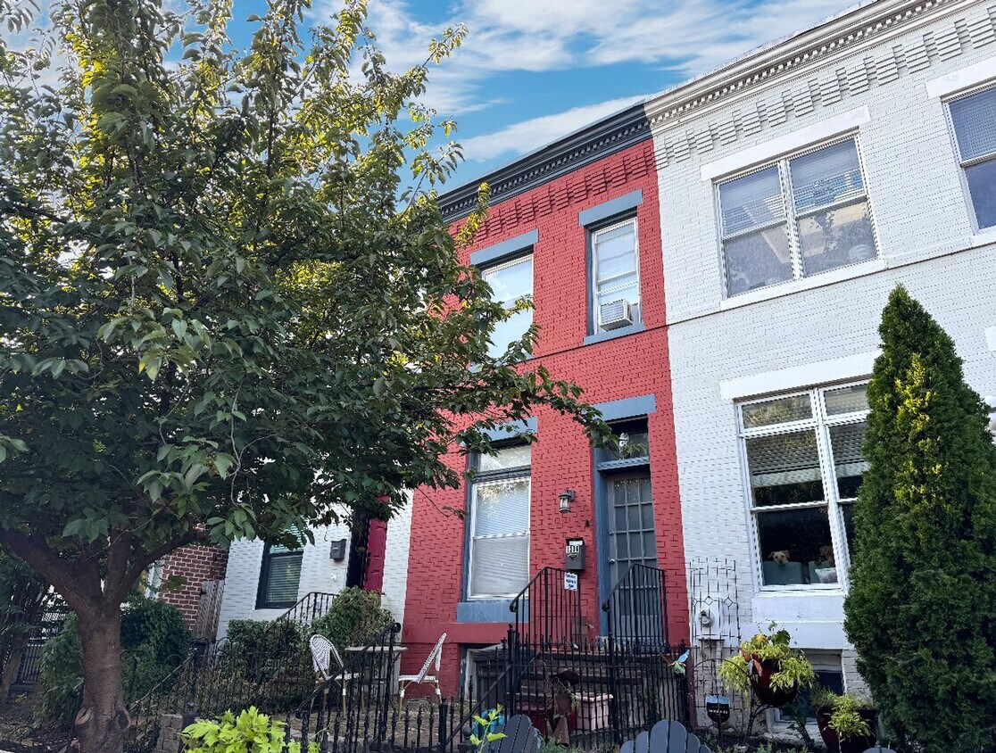 Foto principal - Stunning 2 BR + Den/2.5 BA Two-Level Home ...