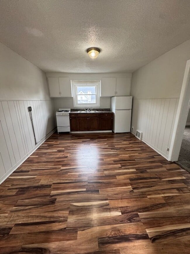 Building Photo - 633 Runnion Ave