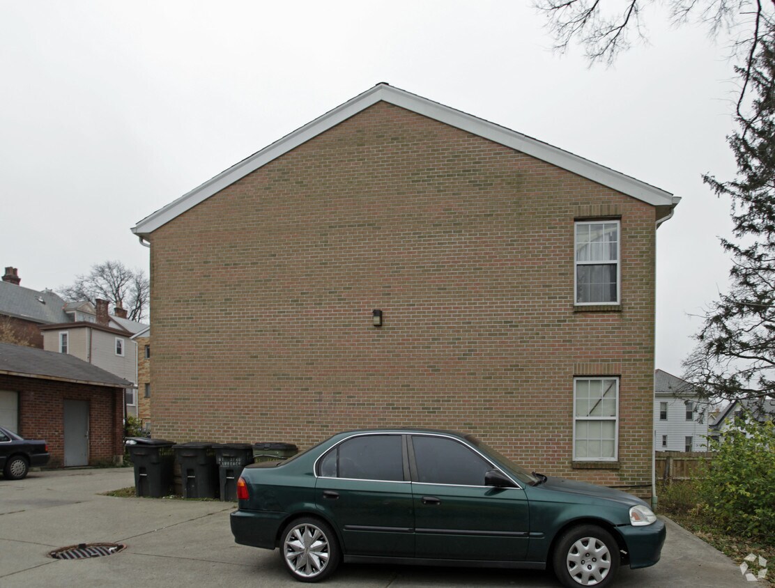 Building Photo - 3746 St Lawrence Ave
