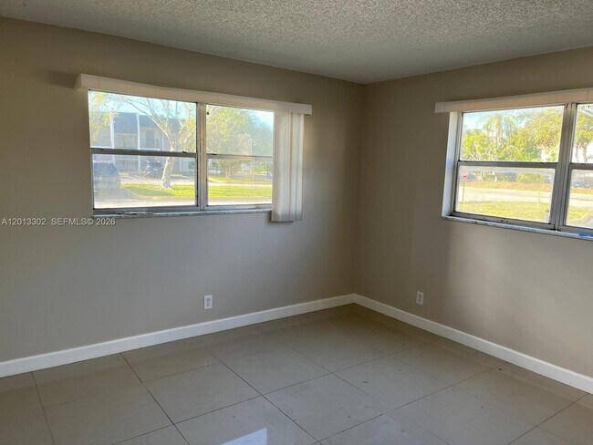 Building Photo - 8020 N Colony Cir