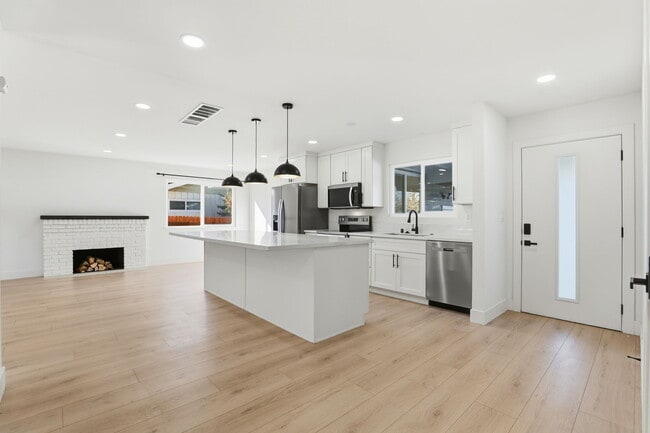 Building Photo - 6877 Buena Terra Way