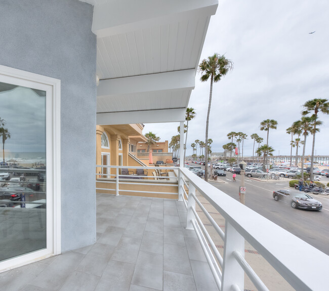 Building Photo - 2206 W Oceanfront