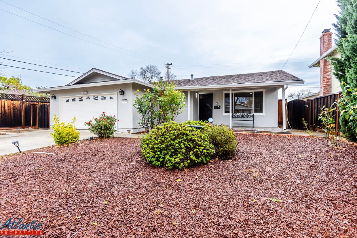 Foto principal - Lovely Home | Central A/C | Beautiful Yards