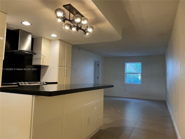 Building Photo - 61 Collins Ave