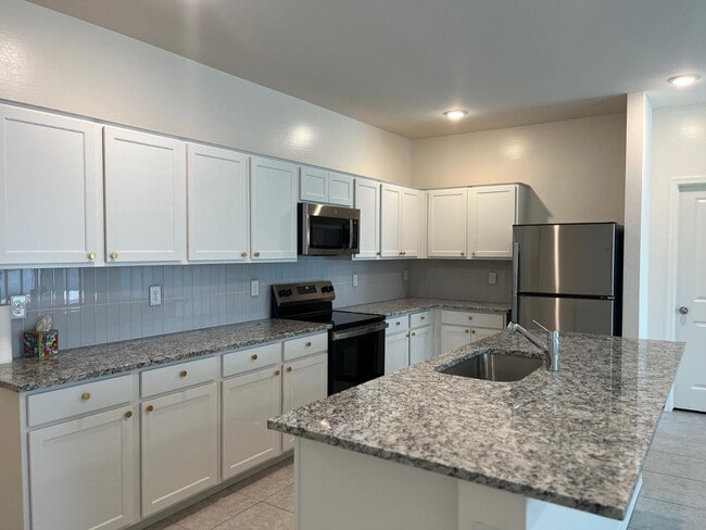 Foto del edificio - 4466 N 100th Dr