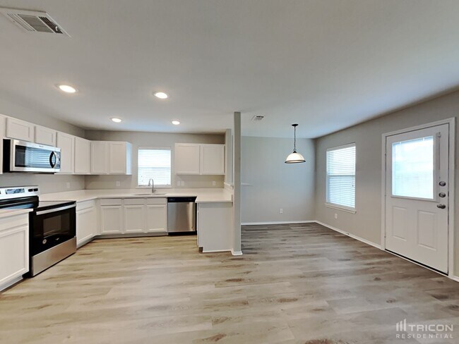 Building Photo - 2013 Cedarwood Dr