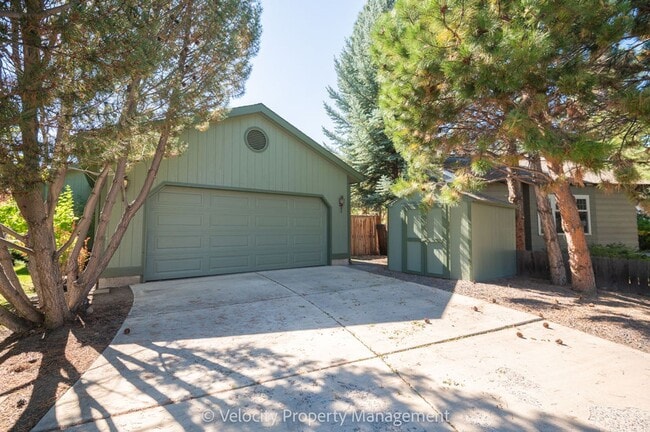 Building Photo - Clean & well kept, 3 bedroom, 2 bath!