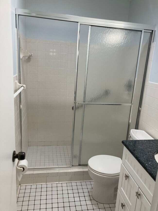 Building Photo - Conveniently located 2 bedroom, 2 bathroom...