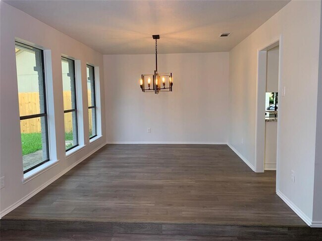 Foto del edificio - 610 Woodlake Cir