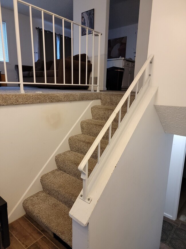 Escaleras al nivel superior - 4557 Scott Trl