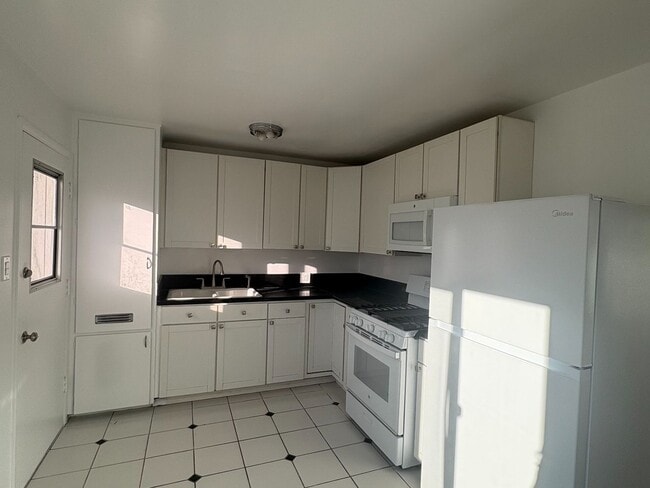 Building Photo - Homer