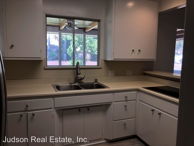 Building Photo - 3 br, 2 bath House - 608 E 17th St