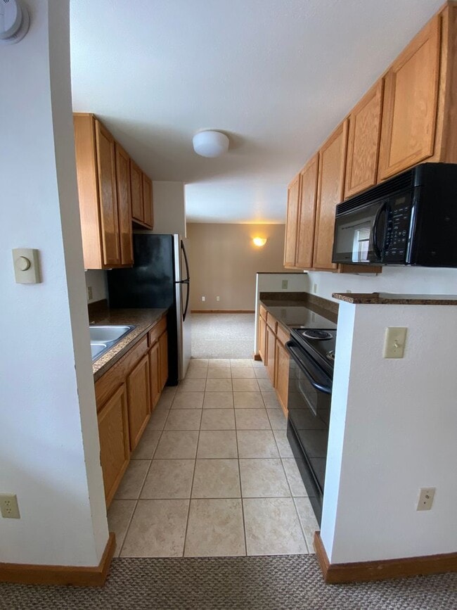 Building Photo - Pet Friendly (1 dog only) Ponds Studio