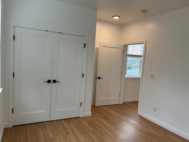 Building Photo - Canal House