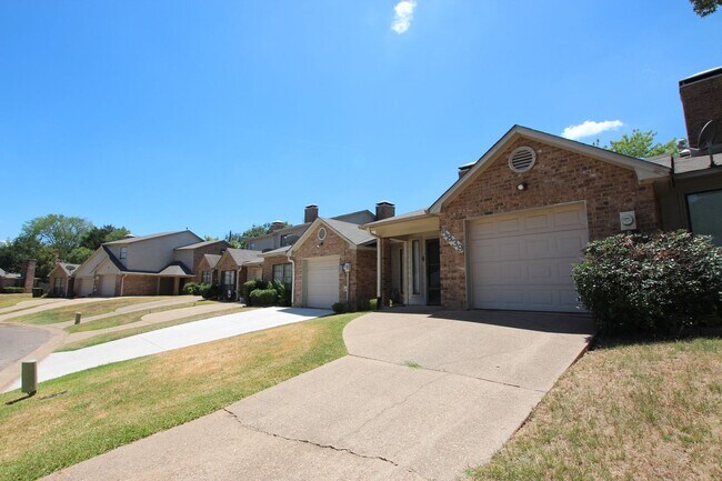 Foto del edificio - Available - Charming 2-bedroom, 2.5-bath townhome