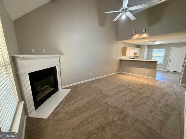 Foto del edificio - 15 Lakeside Cir