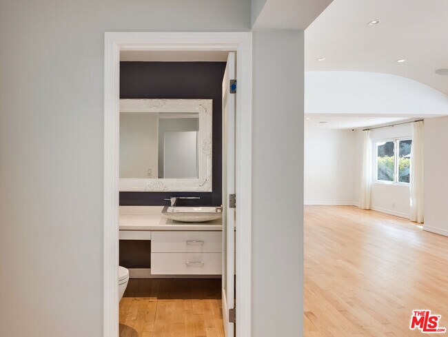 Foto del edificio - 1617 Roscomare Rd