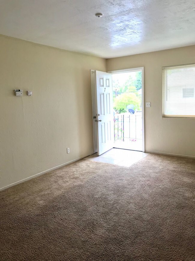 Building Photo - 2 Bed/1 Bath Close to Amenities