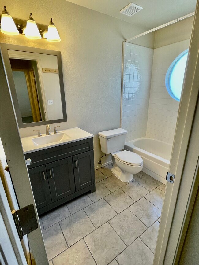 Foto del edificio - 5440 N Waterfield Dr