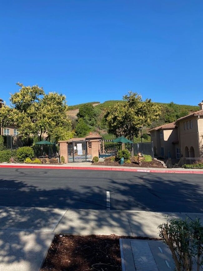 Building Photo - Great Shape Condo in Desirable Livermore CA