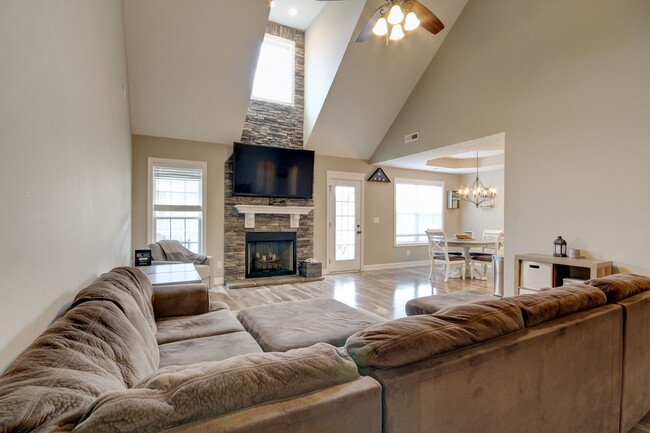 Building Photo - Pet Friendly Three Bedroom with Bonus!