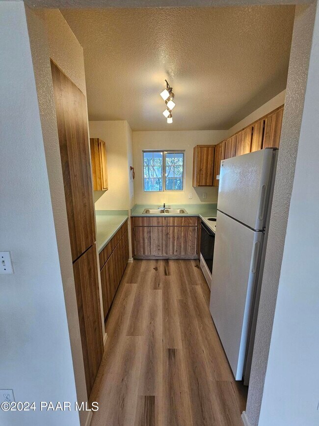 Building Photo - 3160 N Navajo Dr