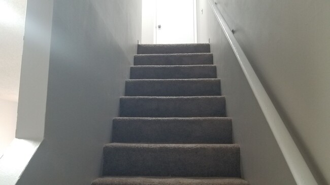 Building Photo - 2 Bedroom/1.5 bath Townhome