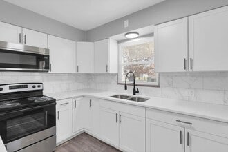 Building Photo - 1820 Oakwood Ave