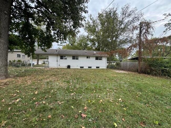 Building Photo - 220 Falcon Dr