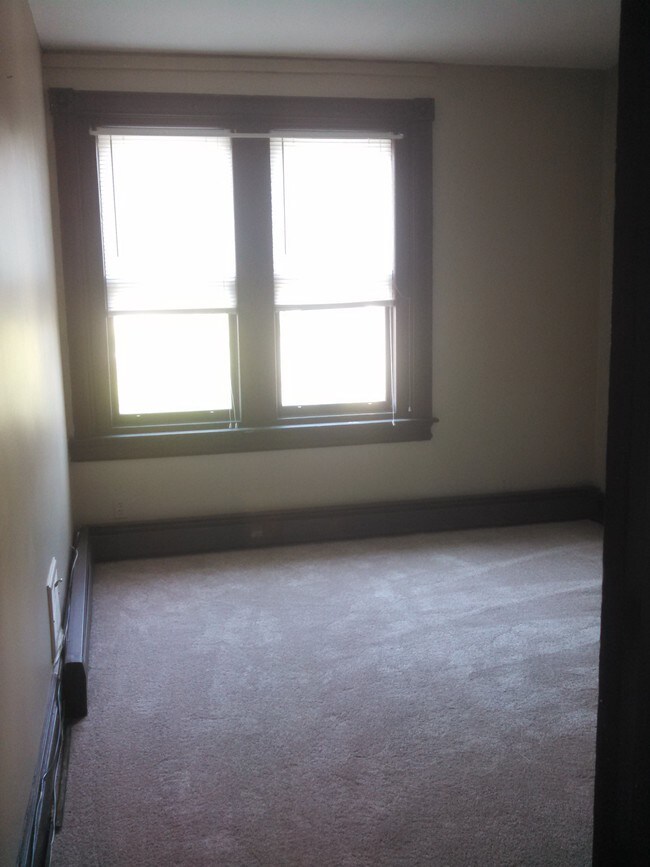 bedroom - 209 Monument Ave