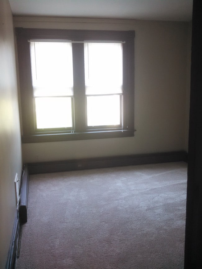 bedroom - 209 Monument Ave