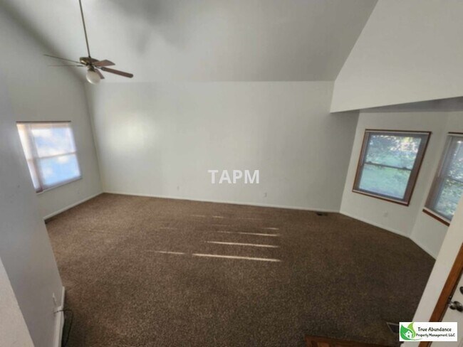 Building Photo - Nice 3 Bedroom House