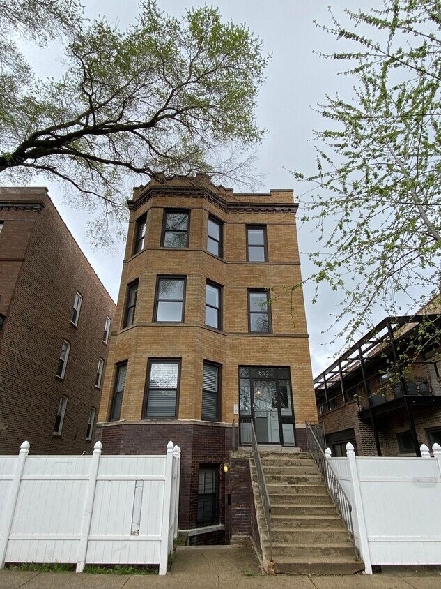 Primary Photo - 852 N Fairfield Ave