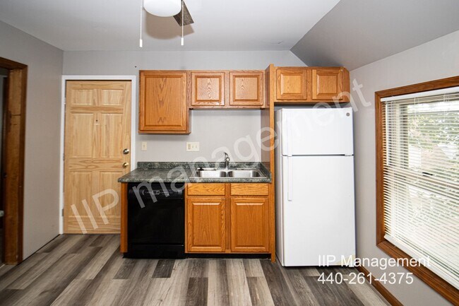 Building Photo - Charming Colonial-Style 2 Bed, 1 Bath Unit...