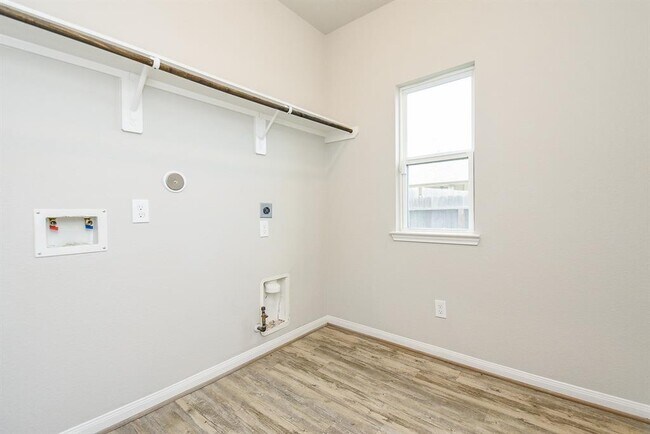 Building Photo - 15012 Meadow N Glen