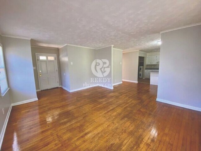 Building Photo - 2 bed / 1 bath duplex with OPEN floor plan