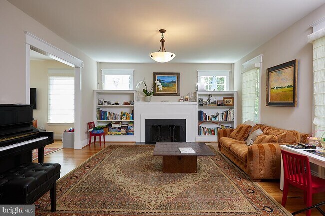 Building Photo - 2811 35th St NW