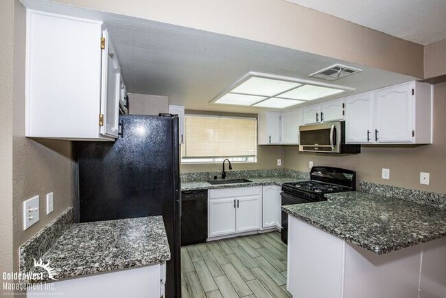Building Photo - Newly Remodeled 2Bdm 1.5Ba Townhouse with ...