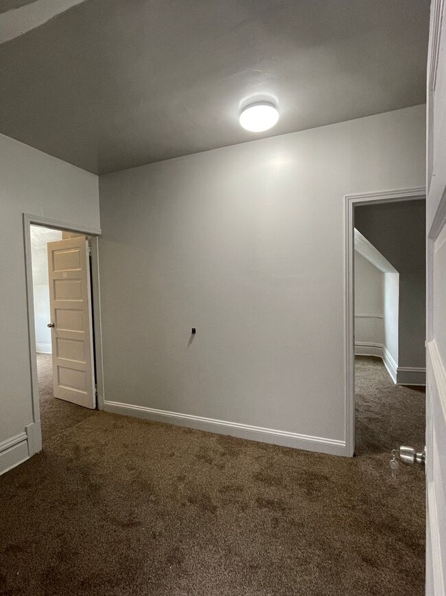 Building Photo - 1 Bed/1 Bath 3rd Floor Unit in Wilkinsburg