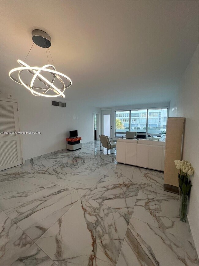 Foto del edificio - 10240 Collins Ave