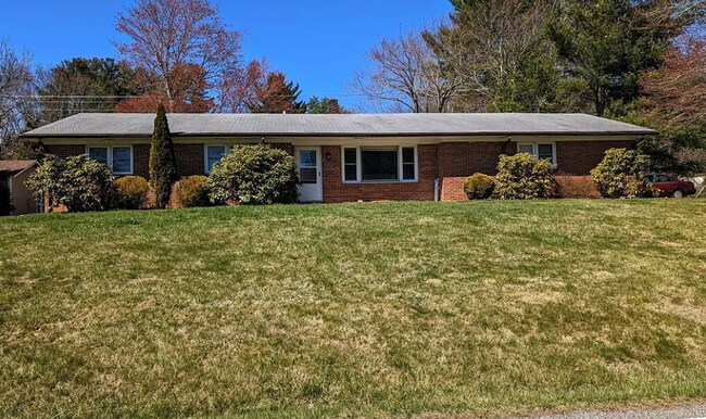 Foto del edificio - 4 Bedroom Ranch- Close to Town!