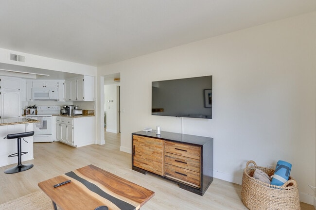 Building Photo - 6908 Peachtree Rd