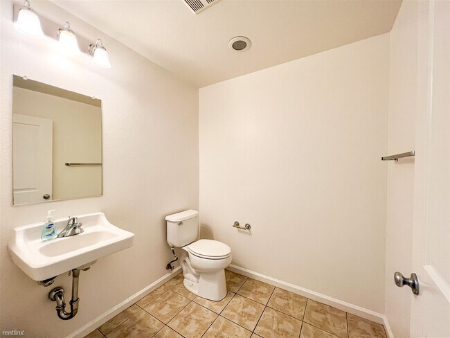 Building Photo - 3 br, 3.5 bath Townhome - 446 Marina Way