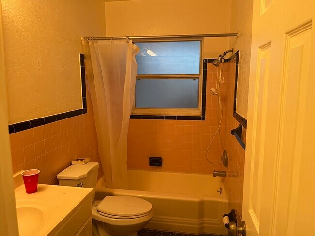 Building Photo - 1801 Rainbow Dr