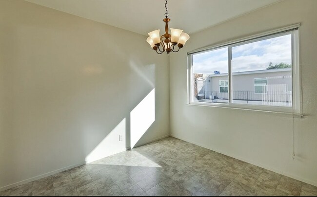 Foto del edificio - Spacious 3 Bed 2 Bath Condo Located Walking Distance to California Ave.