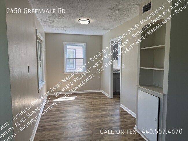 Foto del edificio - 2450 Greenvale Rd