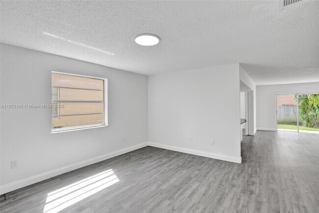 Foto del edificio - 3074 SW 17th St