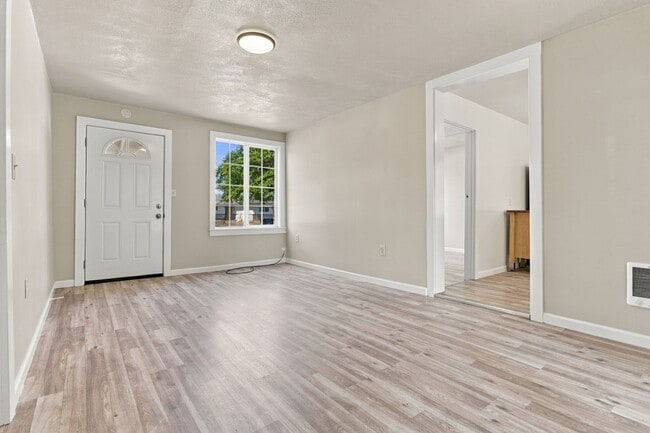 Building Photo - 2100 Chanticleer Ave