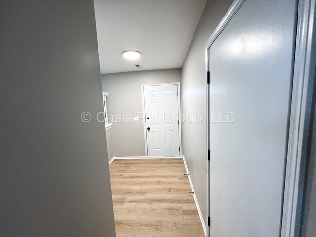 Building Photo - 709 Academy Dr