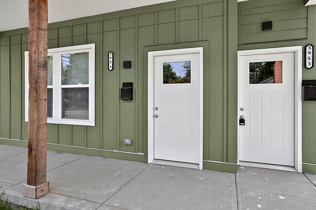 Building Photo - 3955 Rookwood Ave